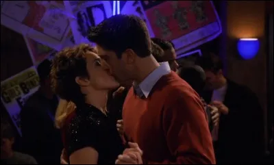 Lorsque Ross et Rachel se disputent, il a une relation avec une employée d'un magasin de photocopies. Quel est son prénom ?