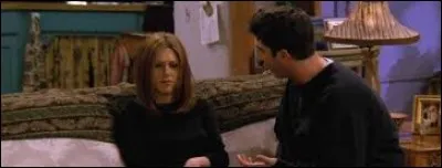 Qui annonce à Rachel que Ross a eu une aventure avec une autre ?