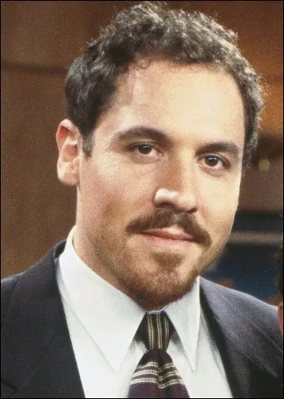 Comment s'appelle le milliardaire qui drague Monica ?