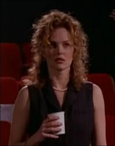 Comment s'appelle la partenaire de Joey au théâtre pour laquelle il développe des sentiments ?