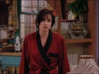 Le soir de la soirée "paléontologue" de Ross, Monica entend un message laissé par une autre femme sur le répondeur de Richard qui l'obsède. Par qui a-t-il été laissé ?