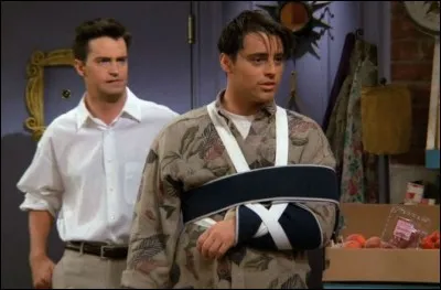 Comment Joey se casse-t-il le bras ?