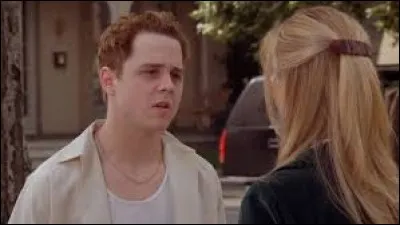 Quel métier le frère de Phoebe pense-t-il qu'elle exerce ?