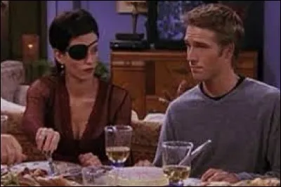 Qui est Timothy, le jeune homme avec qui Monica échange un baiser le soir de Thanksgiving ?