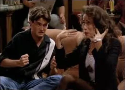 Pour échapper à Janice, dans quel pays Chandler prétend-il être muté ?