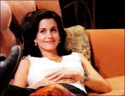 Avec quel ex-petit ami de Rachel Monica sort-elle un soir ?