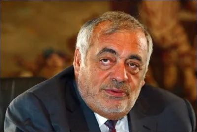 Cet homme politique (1943 - 2010), ministre des Affaires sociales et de l'Emploi durant la première cohabitation (1986-1988), partisan du « non » au référendum sur le traité de Maastricht en 1992, président de l'Assemblée nationale de 1993 à 1997, c'est ...