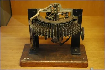 Quand a &eacute;t&eacute; invent&eacute; le t&eacute;l&eacute;phone automatique ?