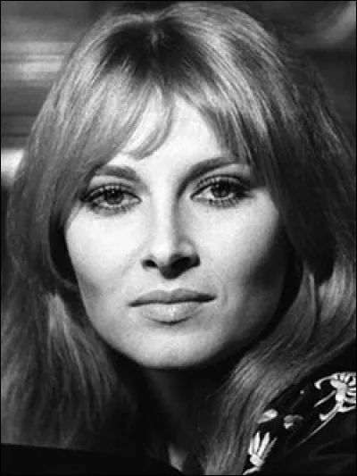 Cette actrice et chanteuse, née en 1942, a tourné dans une trentaine de films dont "Un homme et une femme" et enregistré plusieurs 45 tours, connaissant le succès avec "La Guerilla" en 1965. C'est :