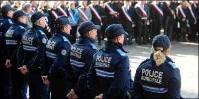 Comment Ralph s'échappe-t-il du palais alors qu'il est en compagnie des policiers Duncan et Wynnchel ?