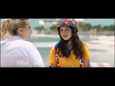 Pourquoi Ambre pousse-t-elle Luna dans la piscine ?