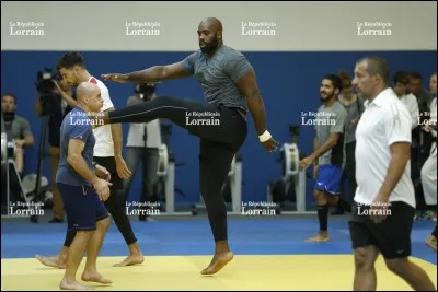 Qui est cet homme (présenté au milieu) ?