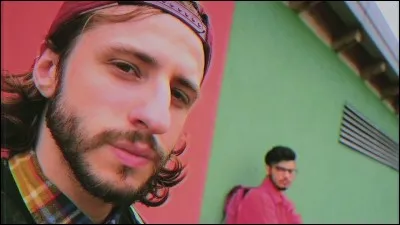 Qui est cet homme (à gauche) ?