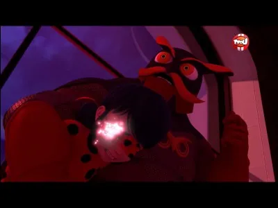 Dans l'épisode « Le Hibou Noir », Ladybug se fait attraper par l'akumatisé qui lui retire une de ses boucles d'oreille. Elle lance alors son lucky charm, une bande-dessinée, qui touche plusieurs objets afin de détruire l'ordinateur où s'est logé l'akuma. Quels sont ces objets ?
