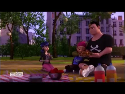 Dans l'épisode « Mayura », Marinette organise un pique-nique pour toute sa classe. À côté de qui Kim est-il assis ?