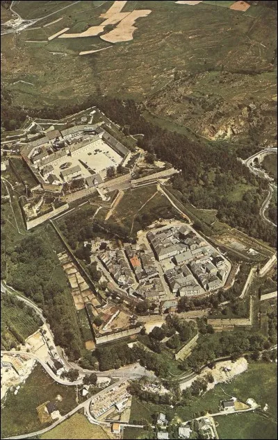 Dans quel département français peut-on visiter la citadelle de Mont-Louis élevée par Vauban ?