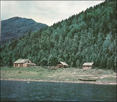 Ce fleuve de Russie, de 3 800 km, qui prend sa source en Mongolie a pour nom...