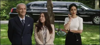 À la fin, quand le vieux père retrouve la trace de son fils Leonardo, il lui interdit de fréquenter Kate sinon il va le déshériter. Qu'est-ce que Leonardo choisit ?