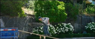 Dans quelle société Bobby, l'ami de Kate, décide-t-il de faire travailler le prétendu mari de cette dernière ?