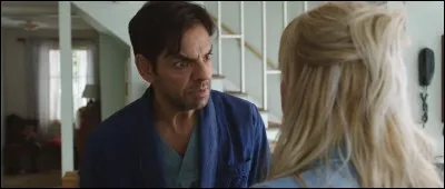 Quand Leonardo remarque que les trois filles ne lui ressemblent pas, quelle explication Kate décide-t-elle de lui donner ?