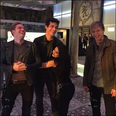 Tu entres dans un bar et tu tentes de draguer une personne magnifique, quelle phrase d'approche utilises-tu ?