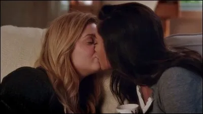 Avec quelle bague, Alison demande-t-elle Emily en mariage ?