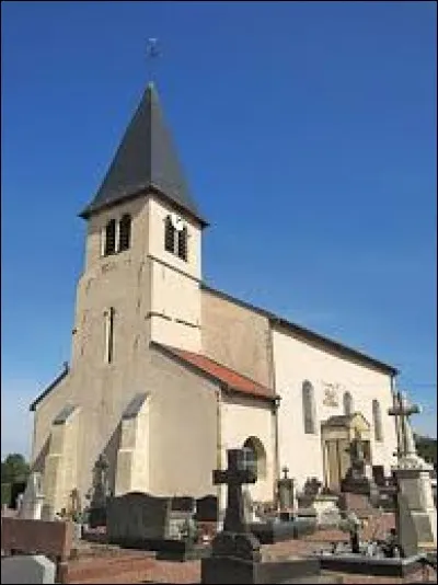 Nous nous trouvons devant l'église Saint-Sylvestre de Villers-la-Montagne. Village du Pays-Haut, dans l'ancienne région Lorraine, ils se situe dans le département ...
