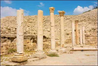 J : Pétra est une ville située en Jordanie.