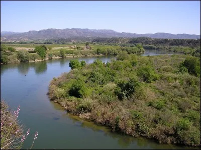 E : L'Èbre est un fleuve situé en Espagne.