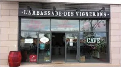 Dans les rues de Paris, les vigneronds livrent leurs crus aux embassades pendant que des gauchistes font un barbecue en criant : ''Amène le porc ! ''