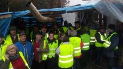Pour ce réchauffer, les gilets jaunes ont mis leurs packs dans le fond mais leurs amies disent qu'ils exaspère avec leurs germes.