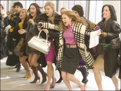 Quand les articles sont soldés, les grosses baisses excitent les foules et, parfois, on a vu se dérouler de gros bastons dans les hypermarchés.