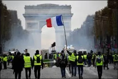 Le mouvement des gilets jaunes s'essoufflent à Paris : les manifestents rêvent de pures luttes car ils manquent de types énergiques. Ils crient aux policiers : l'asseau promis provoque des doutes !