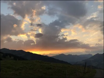 Avant le lever du soleil, c'est le crépuscule.