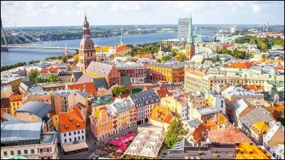 L : La capitale de la Lettonie est Riga.