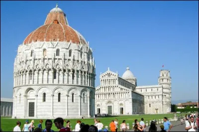 Cette ville italienne, en Toscane, traversée par l'Arno avant son embouchure, a été une puissance maritime rivale de Gênes au Moyen-Age. Il s'agit de :