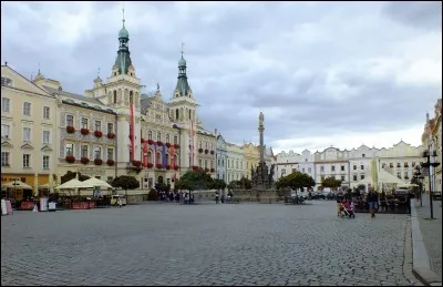 Cette ville de 90 000 habitants de la République tchèque, en Bohême orientale, située sur l'Elbe au début de son cours, c'est :