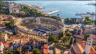 Cette ville croate de 50 000 habitants, aux importants vestiges romains, située sur la côte d'Istrie, c'est :