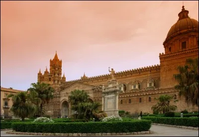 Cette ville italienne, chef-lieu de la Sicile, au riche patrimoine médiéval et baroque, c'est :