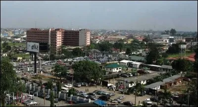 Cette ville africaine de 2 millions d'habitants, grand centre de l'industrie pétrolière du Nigeria, c'est :