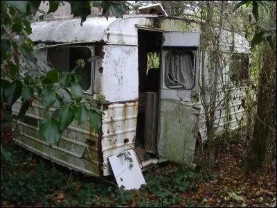 "Est-ce que j'en ai les larmes aux yeux..." est le début d'une chanson à succès de...