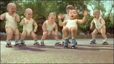 En 2009, quelle marque d'eau min&eacute;rale a produit une publicit&eacute; o&ugrave; des b&eacute;b&eacute;s font du roller ?