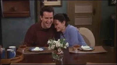 Quelle caractéristique que Chandler possède lorsqu'il est au travail déplaît fortement à Monica ?