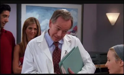 De qui l'obstétricien qui doit accoucher Phoebe est-il fan ?