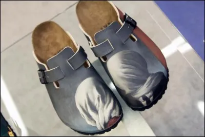 Ces fameux sabots de chez Birkenstock ont été agrémentés de la copie d'une oeuvre d'un artiste peintre renommé. Lequel ?