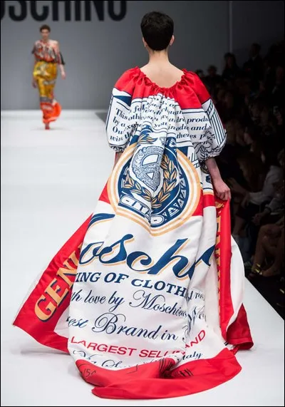 Pour ce manteau-cape du soir, la marque de mode Moschino s'est inspirée d'un produit de consommation courante. Lequel ?