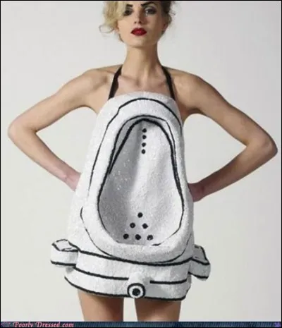 Cette mini-robe très curieuse, et qu'il faut oser porter car il s'agit d'un urinoir déguisé en fontaine, s'inspire de l'oeuvre d'un grand artiste français. Qui est-il ?