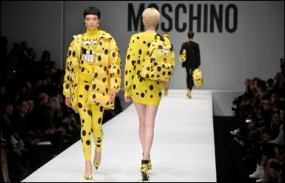 Au défilé Moschino ont pu être admirées ces tenues inspirées de l'oeuvre Bob l'Eponge, dont l'auteur est l'artiste... ?