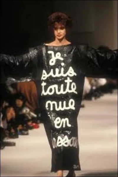 Encore le grand couturier Jean-Charles de Castelbajac pour cette robe agrémentée d'une oeuvre écrite de l'artiste français... ?