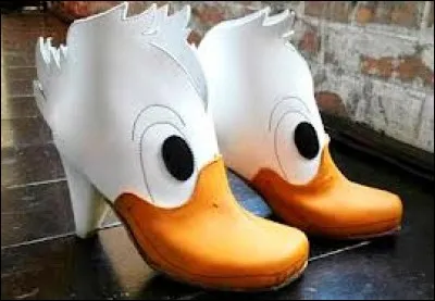 Cette amusante paire de boots est manifestement inspiré d'un dessinateur célèbre qui est... ?